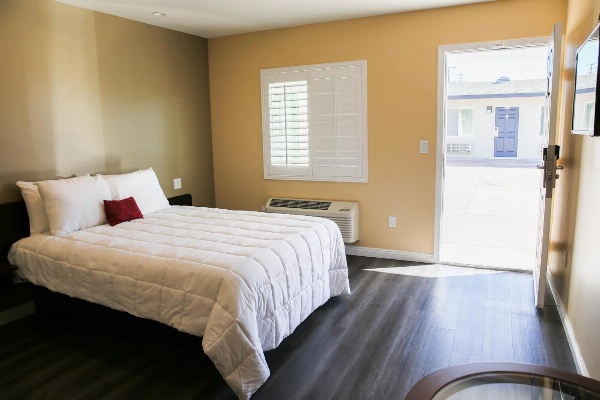 Newport Bay Inn image 1